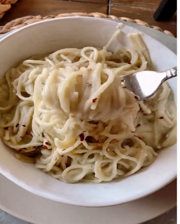 @ashfeldeisen. “Creamy cauliflower pasta!” Instagram, 4 April, 2021 https://www.instagram.com/reel/CNQu8TxhU5Q/?igshid=a43q4q1heoqr